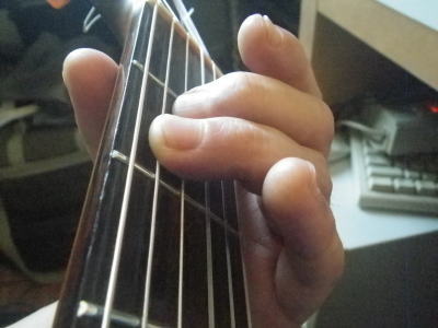 ギター初心者向けレクチャー・コード「Eｍ」の左手の押さえ方のコツ